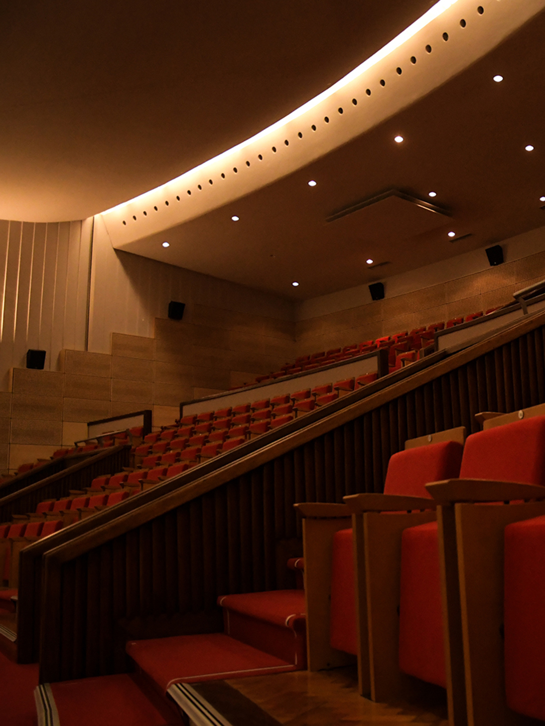 abertura ctja sala interior Interior da sala principal do Cinema-Teatro Joaquim d’Almeida