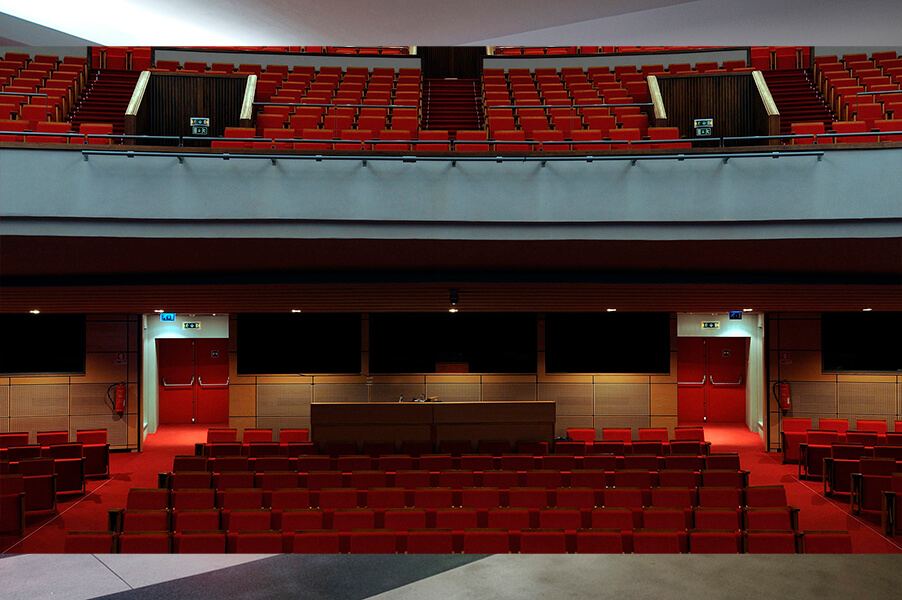 Foto_Lugares_CTJA Sala principal do Cinema-Teatro vista do palco, com a plateia e os dois balcões